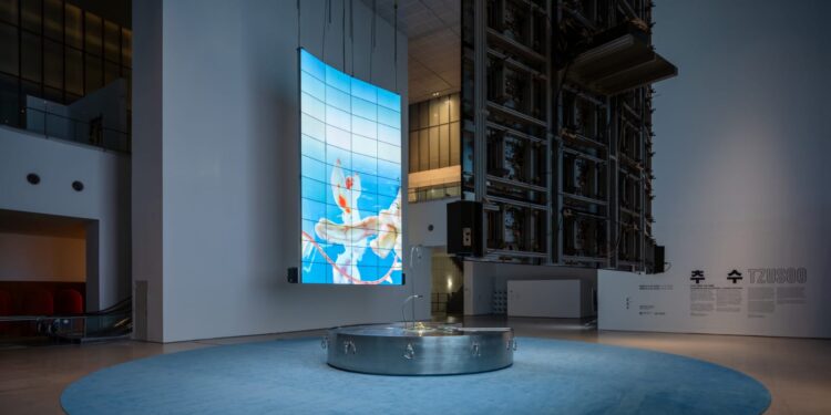 إل جي تدعم معرض الفنانة تزوسو بـ88 شاشة OLED