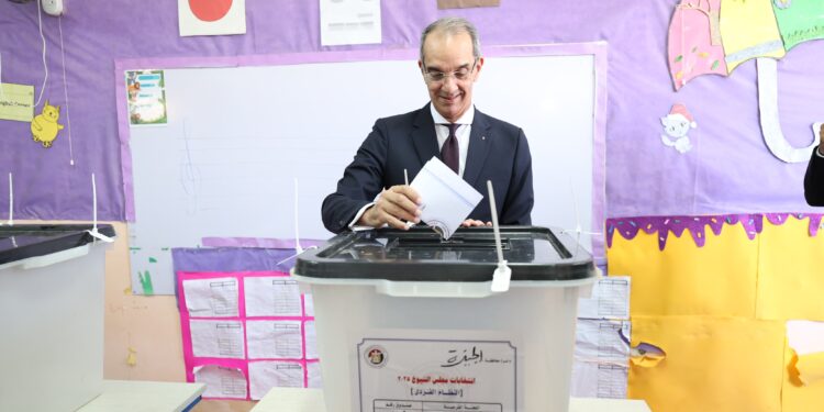  وزير الاتصالات يدلى بصوته فى انتخابات الشيوخ المجلس له إسهامات وضاءة فى تاريخ مصر السياسى