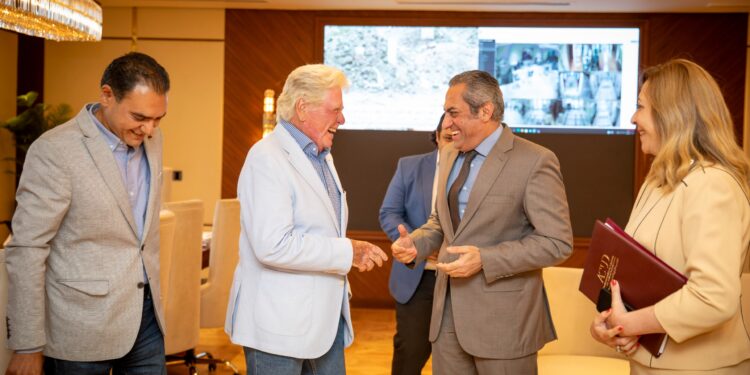 شركة Strike Media: حسين فهمي يشارك في توثيق المشروعات الثقافية بالعاصمة الإدارية