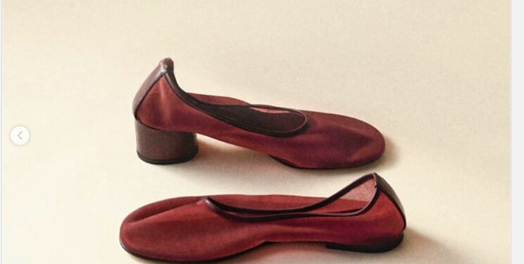 اتجاه أحذية الباليه الشفافة: موضة صيف 2025 
