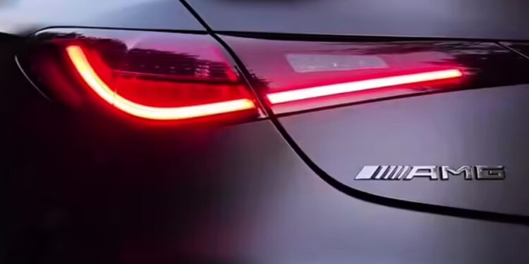 أناقة الرجال في كماليات السيارات المتميزة: مزيج من الفخامة والتكنولوجيا