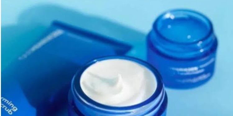 أبرز كريمات العناية بالبشرة للسيدات في صيف 2025