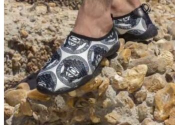 أغلى 10 أحذية شاطئية رجالية لصيف 2025: بين الفخامة والراحة