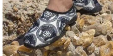 أغلى 10 أحذية شاطئية رجالية لصيف 2025: بين الفخامة والراحة