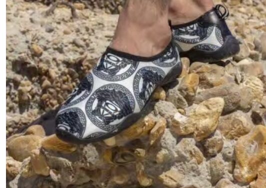 أغلى 10 أحذية شاطئية رجالية لصيف 2025: بين الفخامة والراحة