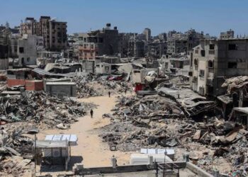 مأساة جديدة في غزة.. انقلاب شاحنة مساعدات يودي بحياة عشرات المدنيين الجوعى