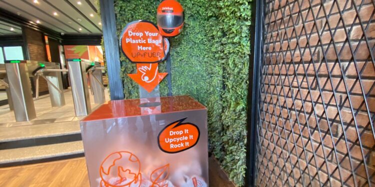 طلبات مصر تتعاون مع Upfuse لتحويل 4 آلاف كيس بلاستيك إلى 2550 منتجًا صديقًا للبيئة