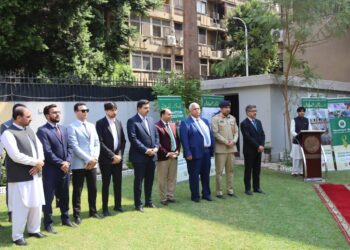 سفارة باكستان بالقاهرة تقيم مراسم رفع العلم إحياء لذكرى يوم الدفاع ويوم الشهداء