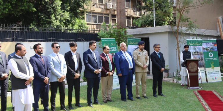 سفارة باكستان بالقاهرة تقيم مراسم رفع العلم إحياء لذكرى يوم الدفاع ويوم الشهداء