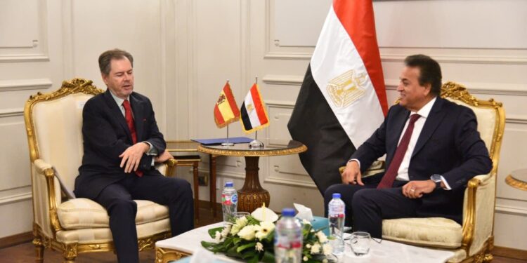 وزير الصحة يبحث الاستفادة من التكنولوجيا الإسبانية في تجهيز المستشفيات وتحديث الأجهزة الطبية