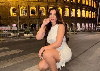 فستان أبيض قصير بشراشيب .. إطلالة متميزة لهلا السعيد في إيطاليا