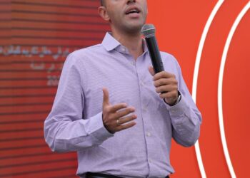 موضة بناطيل الرجال لخريف 2025: الراحة والأناقة في توازن مثالي