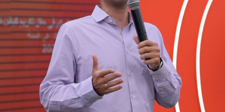 موضة بناطيل الرجال لخريف 2025: الراحة والأناقة في توازن مثالي