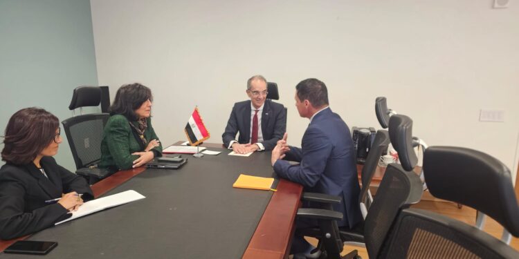 وزير الاتصالات يناقش مع الشركات الأمريكية توسع خدمات التعهيد في مصر