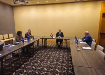 وزير الاتصالات يبحث فرص استثمار شركات تصنيع الإلكترونيات فى مصر