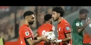 سخرية مواقع التواصل من اختيارات حسام حسن.. بسبب جلوس هداف الدوري الفرنسي احتياطياً لمهاجم البنك الأهلي