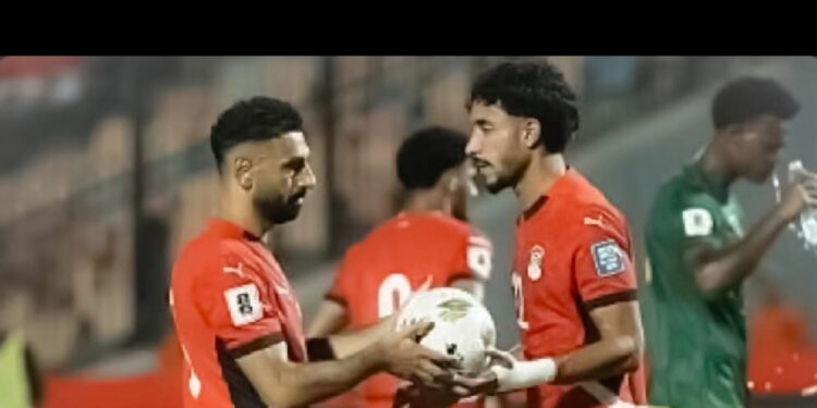 سخرية مواقع التواصل من اختيارات حسام حسن.. بسبب جلوس هداف الدوري الفرنسي احتياطياً لمهاجم البنك الأهلي