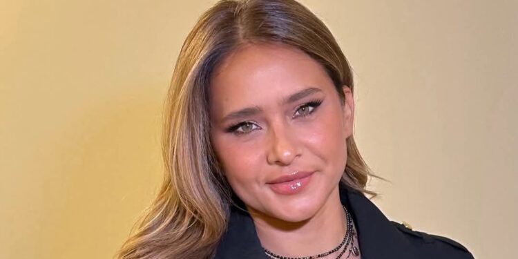 نيللي كريم تشارك ذكريات الطفولة بمناسبة العودة إلى المدارس