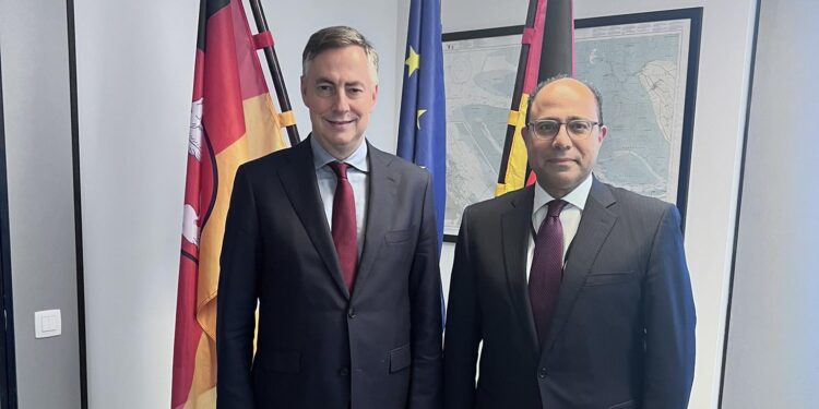 سفير مصر لدى الاتحاد الأوروبي يبحث مع رئيس لجنة الشؤون الخارجية بالبرلمان الأوروبي تعزيز التعاون