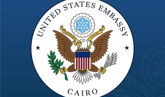 السفارة الأمريكية تكشف موقف خدماتها بعد انقطاع الاعتمادات المالية