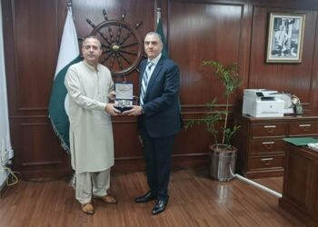 سفير مصر لدى باكستان ووزير الموارد البحرية الباكستاني يبحثان التعاون في مجال الموانئ والربط البحري