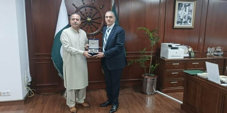 سفير مصر لدى باكستان ووزير الموارد البحرية الباكستاني يبحثان التعاون في مجال الموانئ والربط البحري