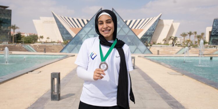 جامعة مصر للمعلوماتية تهنئ يوسف شامل ودانة محمد بإنجازيهما المتميزين في بطولة كأس مصر للمبارزة