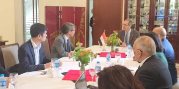 الاتصالات تبحث التعاون مع شركات عالمية في تصنيع الإلكترونيات وأشباه الموصلات