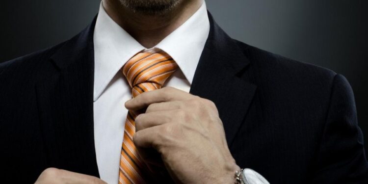 صيحات الموضة لرجال الأعمال في خريف 2025: عودة الكلاسيكيات مع لمسة عصرية