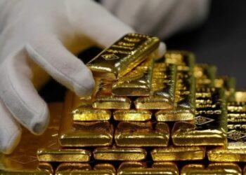 محلل اقتصادي يكشف سبب انخفاض سعر الذهب بعد صعود تاريخي