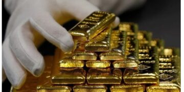 محلل اقتصادي يكشف سبب انخفاض سعر الذهب بعد صعود تاريخي