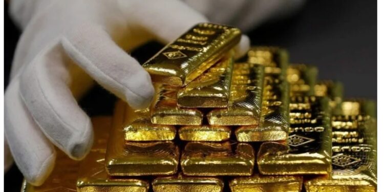 محلل اقتصادي يكشف سبب انخفاض سعر الذهب بعد صعود تاريخي