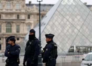 إغلاق متحف اللوفر في باريس بسبب “عملية سطو”.. تفاصيل