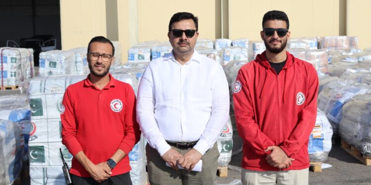 وصول الشحنة السادسة من المساعدات الإنسانية الباكستانية لغزة إلى مطار العريش