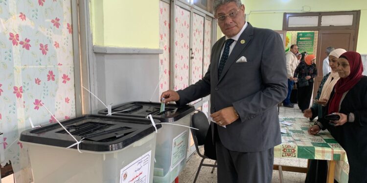 نقيب السياحيين يدلي بصوته في انتخابات مجلس النواب 2025