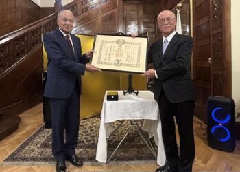 تتويج أحمد أبو الغيط بوسام الشمس المشرقة- الوشاح الأكبر من اليابان