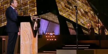 كيف ساعد “التيلي برومبتر” السيسي في إلقاء خطابه  بافتتاح المتحف المصري الكبير؟