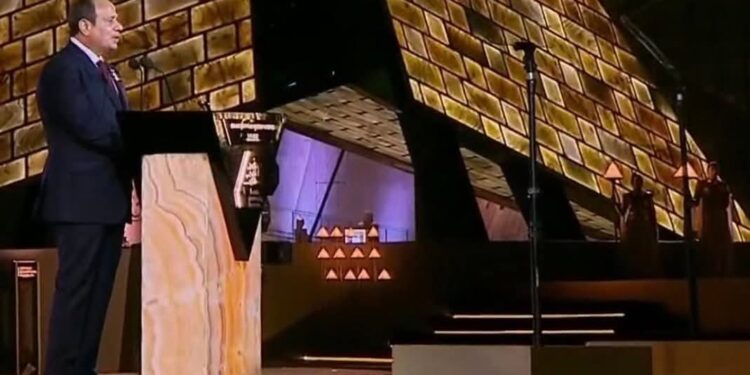 كيف ساعد “التيلي برومبتر” السيسي في إلقاء خطابه  بافتتاح المتحف المصري الكبير؟