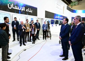 رئيس الوزراء يناقش خريجي مبادرات «الاتصالات» وأصحاب الشركات الناشئة حول مشروعاتهم