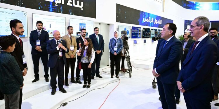 رئيس الوزراء يناقش خريجي مبادرات «الاتصالات» وأصحاب الشركات الناشئة حول مشروعاتهم