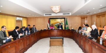 محافظ الفيوم ونائب وزير الاتصالات يناقشان التعاون المشترك في تنفيذ  التطوير المؤسسي والتحول الرقمي