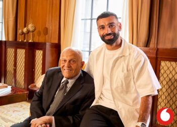 التكنولوجيا جسر التواصل.. ڤودافون تجمع مجدي يعقوب ومحمد صلاح في مبادرة إنسانية وثقافية