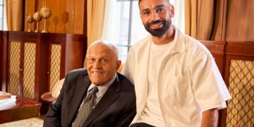 التكنولوجيا جسر التواصل.. ڤودافون تجمع مجدي يعقوب ومحمد صلاح في مبادرة إنسانية وثقافية