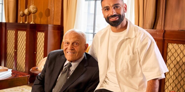 التكنولوجيا جسر التواصل.. ڤودافون تجمع مجدي يعقوب ومحمد صلاح في مبادرة إنسانية وثقافية