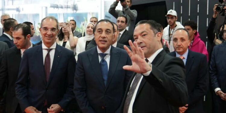 رئيس الوزراء يتفقد جناح اورنچ بمعرض Cairo ICT .. وهشام مهران يستعرض خدمات النيابة الرقمية وأول مساعد ذكي بالمطارات المصرية