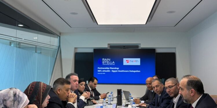 شركة إي هيلث تبحث مع وزارة الصحة تعزيز التحول الرقمي بمنشآت الرعاية الصحية الأولية 