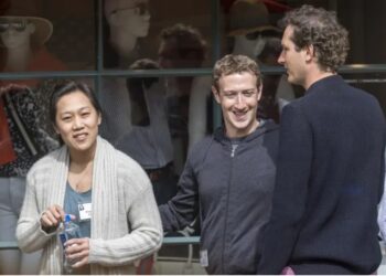 سر بساطة مارك زوكربيرج وإصراره على الألوان الداكنة