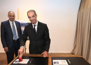 وزير الاتصالات يدشن طابع بريد تذكارى بمناسبة مرور 160 عامًا على إصدار أول طابع مصرى