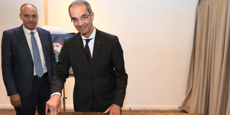 وزير الاتصالات يدشن طابع بريد تذكارى بمناسبة مرور 160 عامًا على إصدار أول طابع مصرى