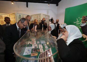 وزير الاتصالات يدشن طابع بريد تذكارى بمناسبة مرور 160 عامًا على إصدار أول طابع مصرى